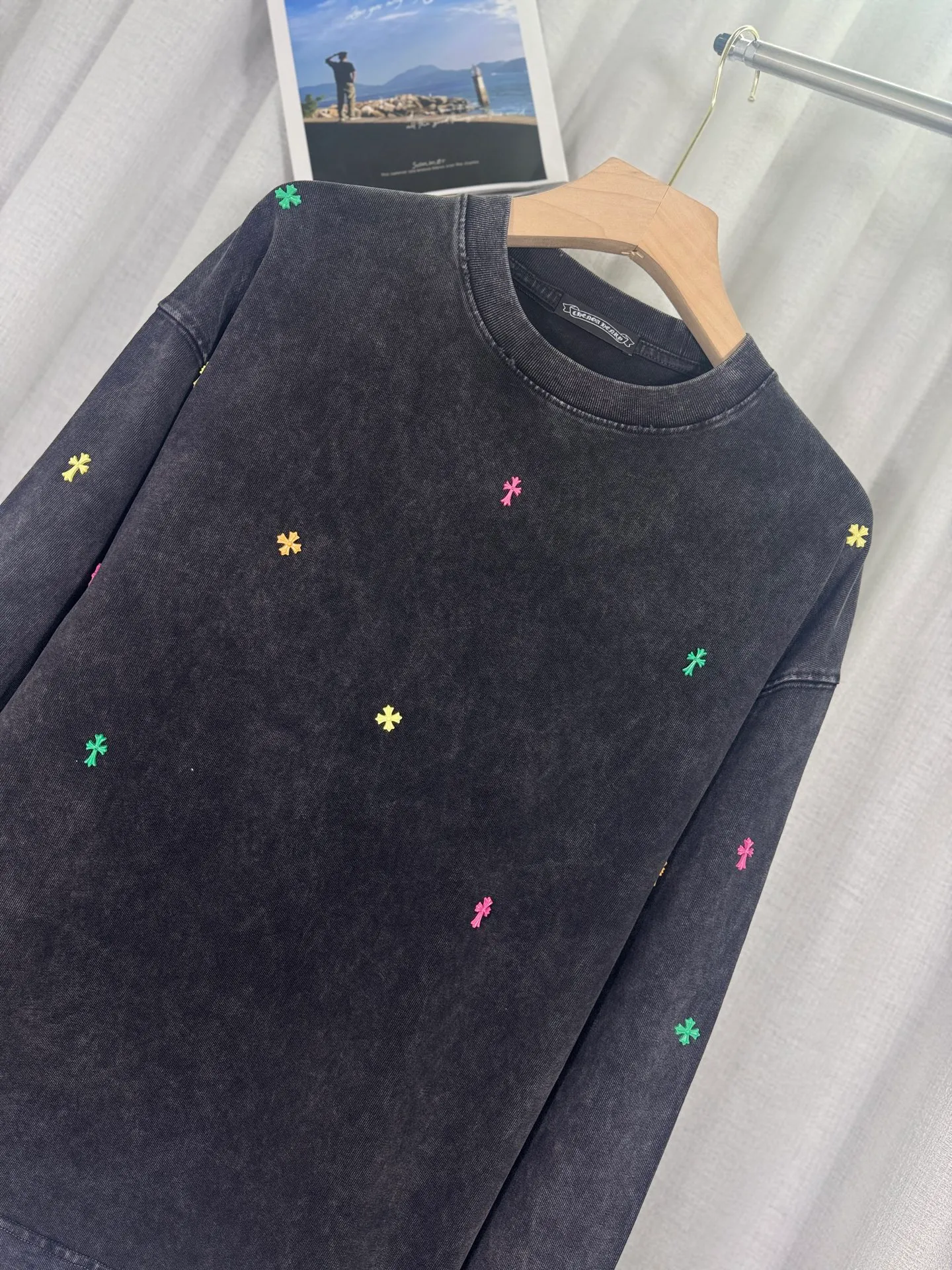 P250 top version, real shot without P, ​​different from market currency) 𝗖𝗵𝗿𝗼𝗺𝗲 𝗛𝗲𝗮𝗿𝘁𝘀/Cro Xin 2025 Autumn and Winter Starry Gypsophila Couple Casual Long Sleeve 👑The highest version! Customized fabric 320g fabric! Gypsophila cross hardware accessories, a hot-selling model at the counter, very comfortable to wear. Accessories: original molded and authenticated collar label ➕ 100% silk wash water label. Genuine purchase-grade original hangtag➕matching hanging rope➕3D hanging beads➕original packaging bag. Craftsmanship: The original version has consistent wiring! The highest version of the armhole matching technique! Color: Blue Black Size: S M L XL Style No.: 5173